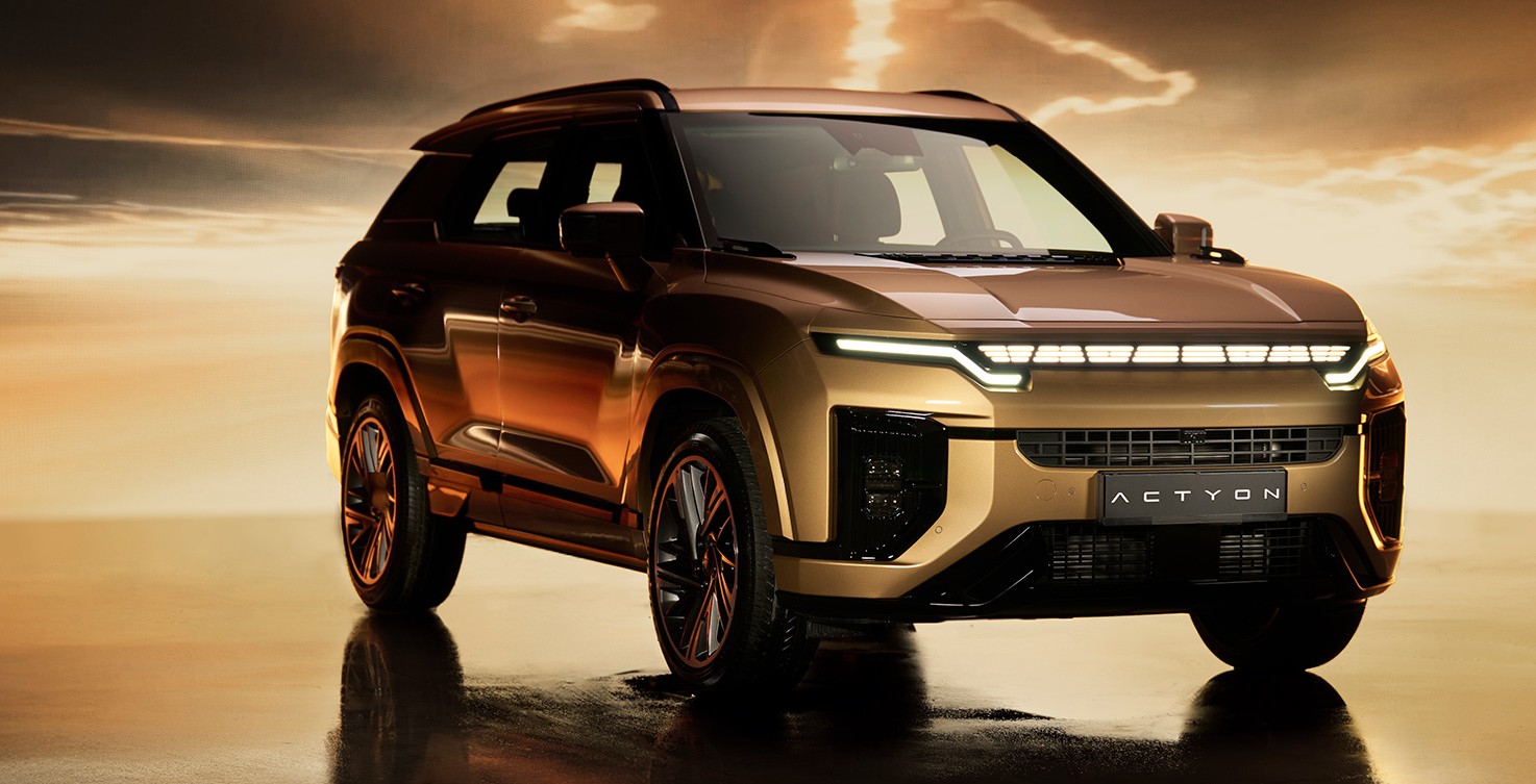 SUV modern pe un drum de munte